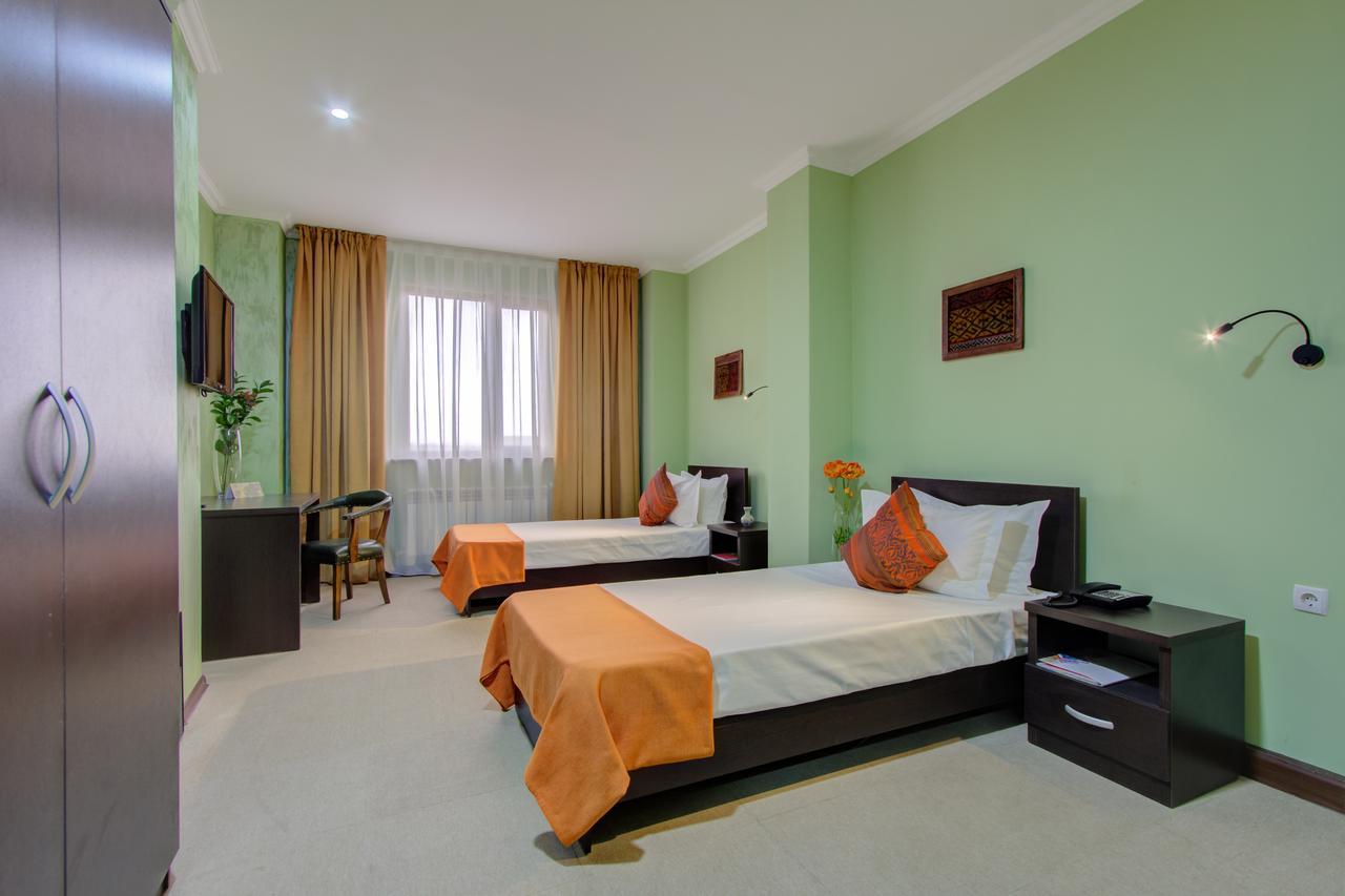 Olive Hotel Bishkek Exterior foto